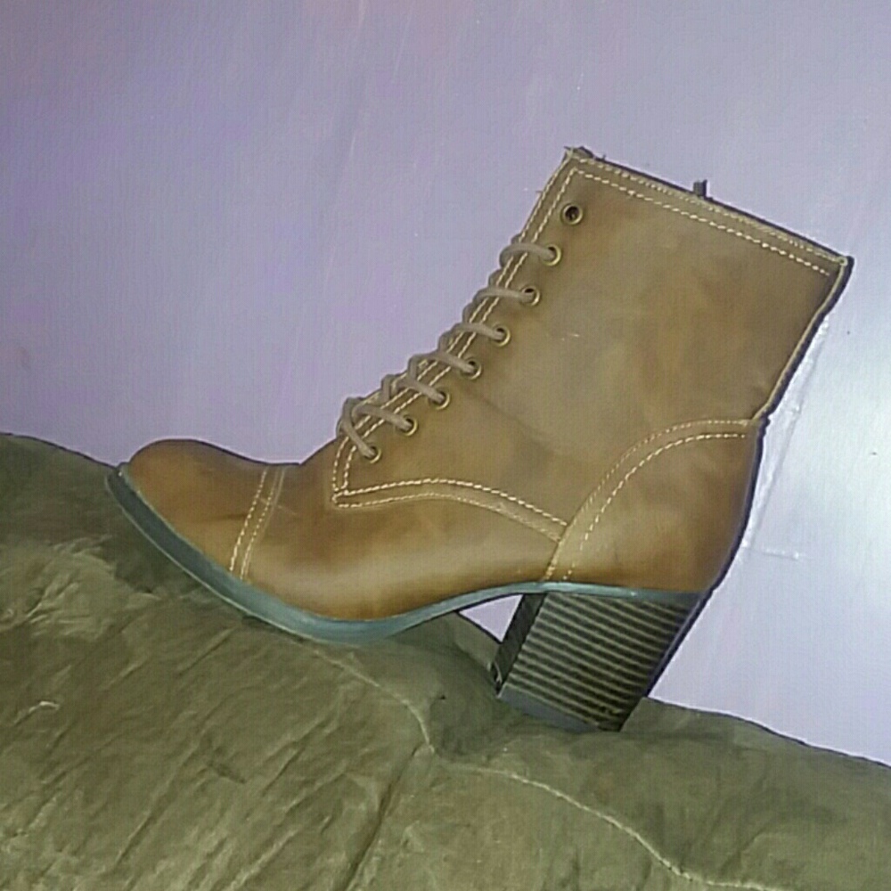 Wedged boots